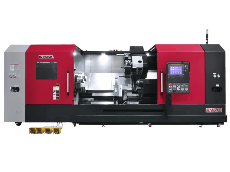 Токарний обробний центр з ЧПК SMART Machine Tool NL 6000LM у червоно-чорному корпусі з відкритими захисними дверцятами робочої зони та 15-дюймовим екраном керування