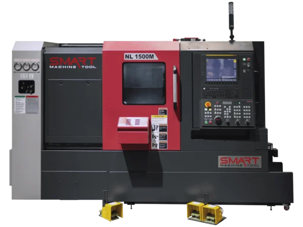 Токарний обробний центр з ЧПК SMART Machine Tool NL 1500M у червоно-чорному корпусі із зачиненими захисними дверцятами