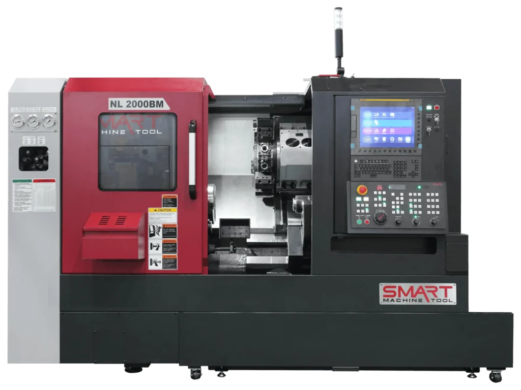 Токарний обробний центр з ЧПК SMART Machine Tool NL 2000BM у червоно-чорному корпусі, вигляд спереду з відкритою робочою зоною та револьверною головкою