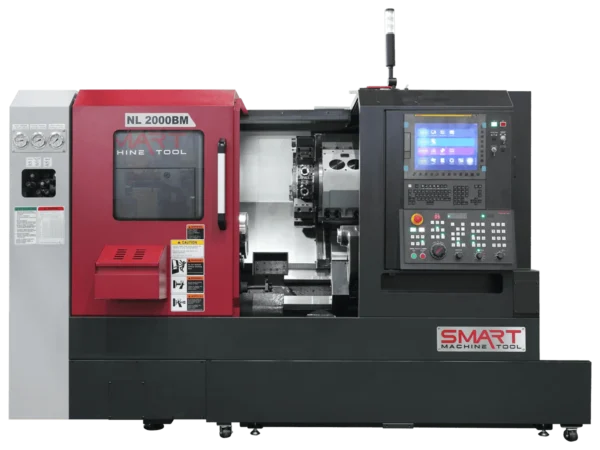 Токарний обробний центр з ЧПК SMART Machine Tool NL 2000BM у червоно-чорному корпусі, вигляд спереду з відкритою робочою зоною та револьверною головкою