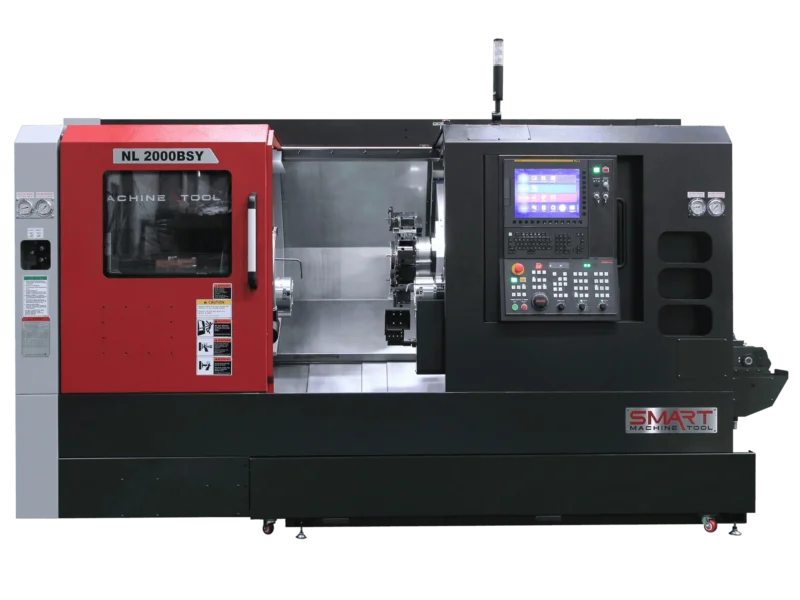 Токарно-фрезерний обробний центр з ЧПК SMART Machine Tool NL 2000BSY у червоно-чорному корпусі, вигляд спереду з відкритою робочої зоною та 15-дюймовим монітором на прозорому тлі