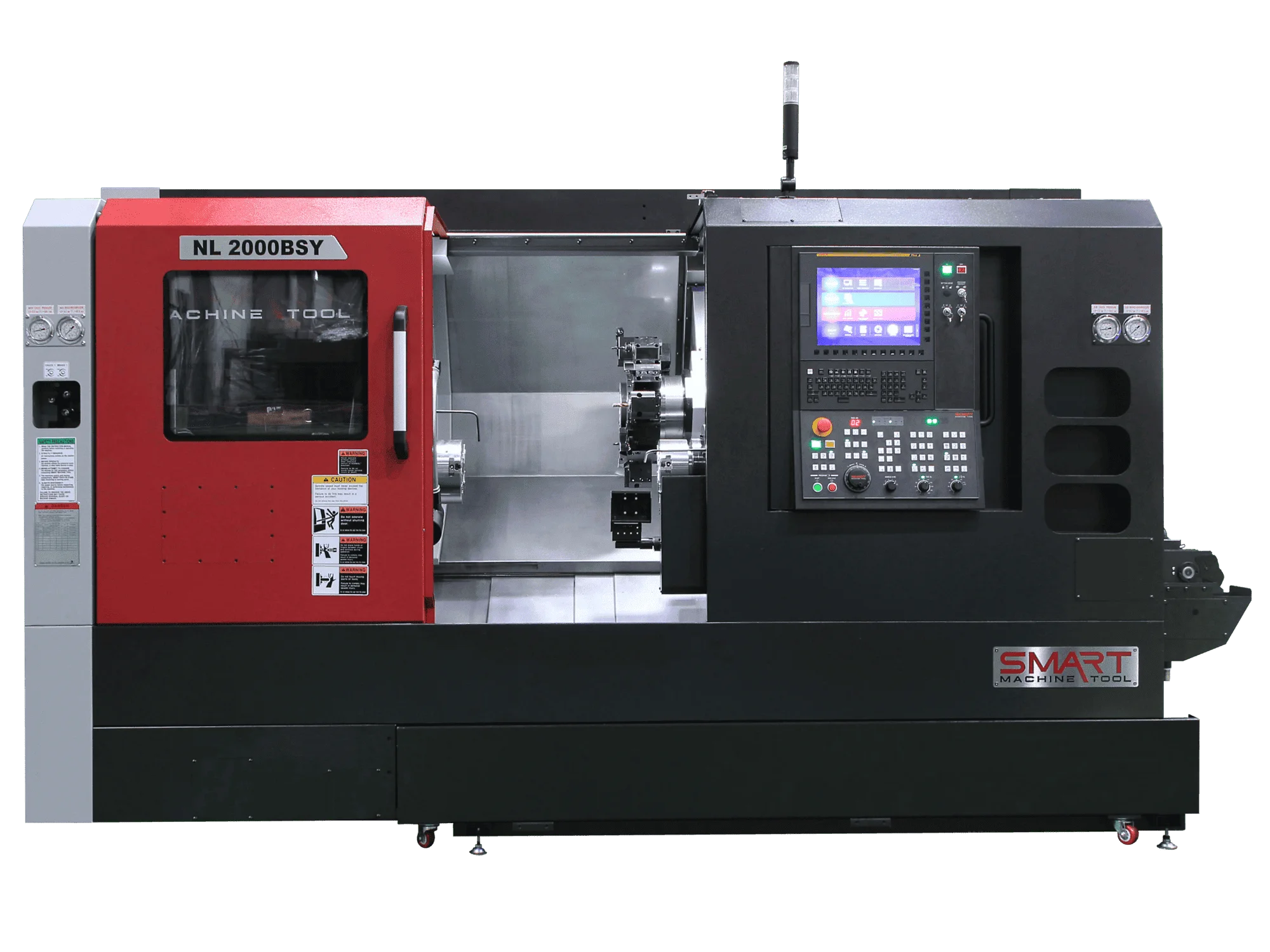 Токарно-фрезерний обробний центр з ЧПК SMART Machine Tool NL 2000BSY у червоно-чорному корпусі, вигляд спереду з відкритою робочої зоною та 15-дюймовим монітором на прозорому тлі