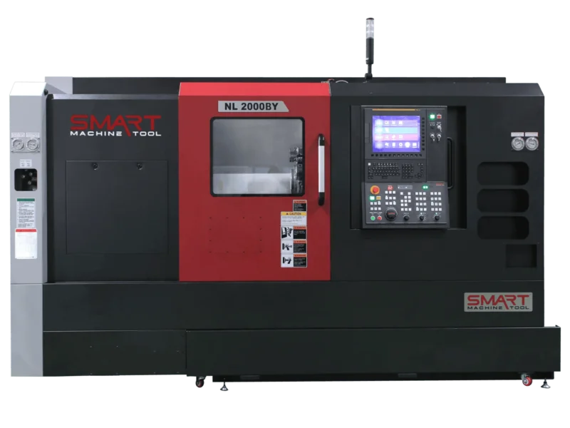 Токарно-фрезерний обробний центр з ЧПК SMART Machine Tool NL 2000BY у червоно-чорному корпусі з великим оглядовим вікном захисних дверей та 15-дюймовим монітором