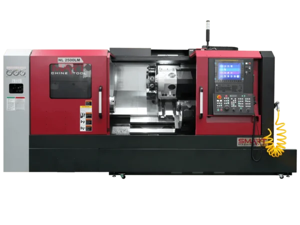 Токарний обробний центр з ЧПК SMART Machine Tool NL 2500LM у червоно-чорному корпусі з відкритою робочою зоною, шпинделем та стійкою керування