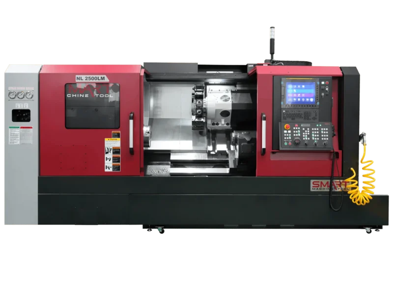 Токарний обробний центр з ЧПК SMART Machine Tool NL 2500LM у червоно-чорному корпусі з відкритою робочою зоною, шпинделем та стійкою керування