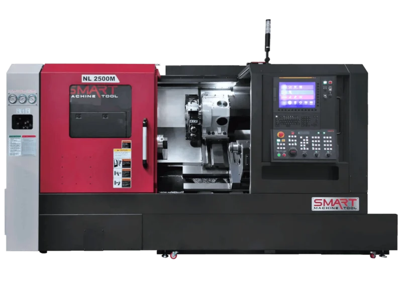Токарний обробний центр з ЧПК SMART Machine Tool NL 2500M у червоно-чорному корпусі з відкритою робочою зоною та 15-дюймовим монітором стійки керування