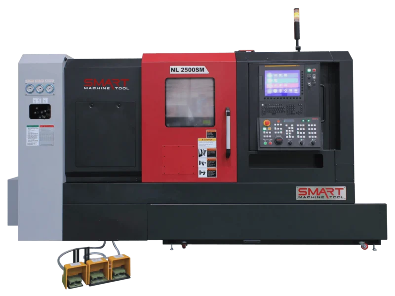 Токарний обробний центр з ЧПК SMART Machine Tool NL 2500SM у червоно-чорному корпусі із зачиненими захисними дверцятами