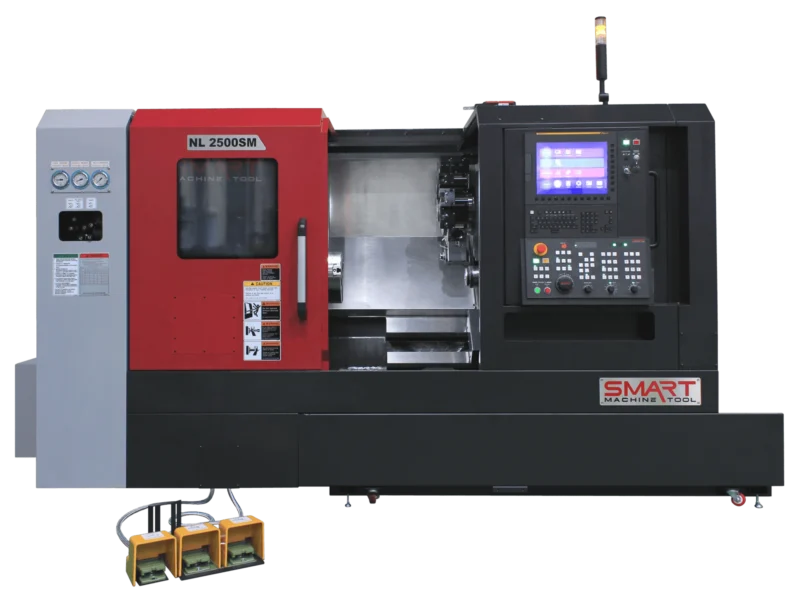 Токарний обробний центр з ЧПК SMART Machine Tool NL 2500SM у червоно-чорному корпусі з відкритими захисними дверцятами робочої зони та стійкою керування