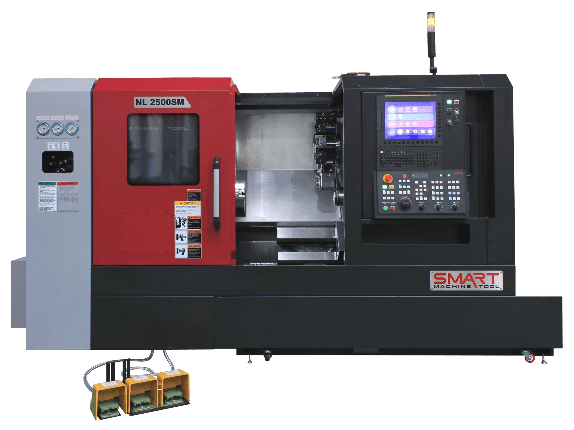 Токарний обробний центр з ЧПК SMART Machine Tool NL 2500SM у червоно-чорному корпусі з відкритими захисними дверцятами робочої зони та стійкою керування