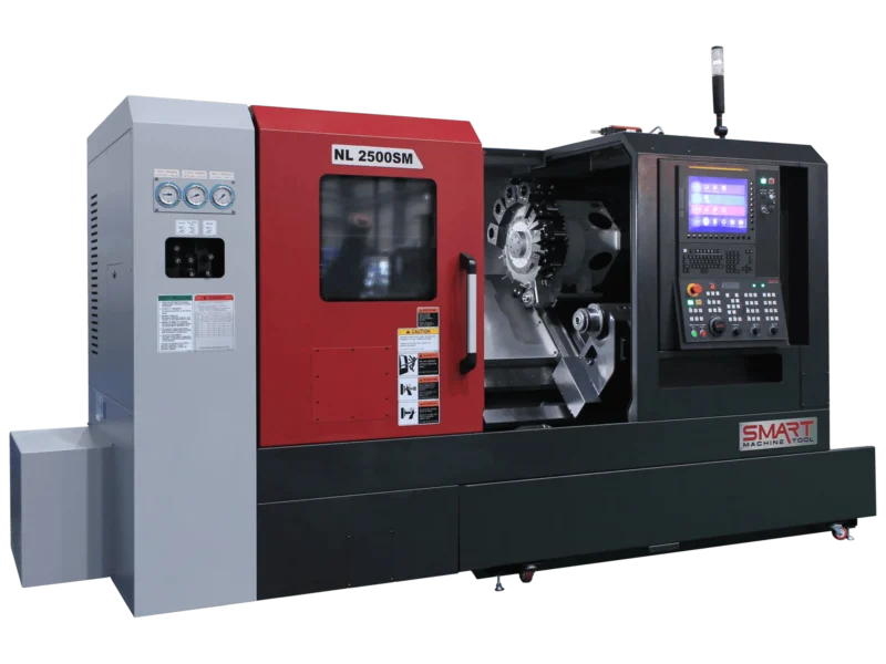 Токарний обробний центр з ЧПК SMART Machine Tool NL 2500SM у червоно-чорному корпусі, ракурс три чверті з видом на панель керування та відкриту робочу зону