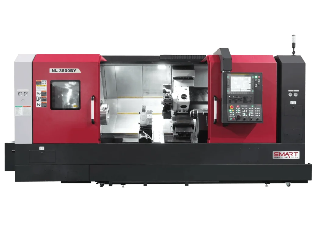 Токарний обробний центр з ЧПК SMART Machine Tool NL 3500BY у червоно-чорному корпусі з великою відкритою робочою зоною та стійкою керування