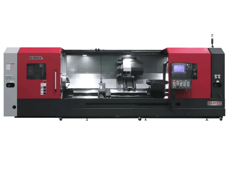 Токарний обробний центр з ЧПК SMART Machine Tool NL 4000XLM у червоно-чорному корпусі з відкритими захисними дверцятами робочої зони та стійкою керування