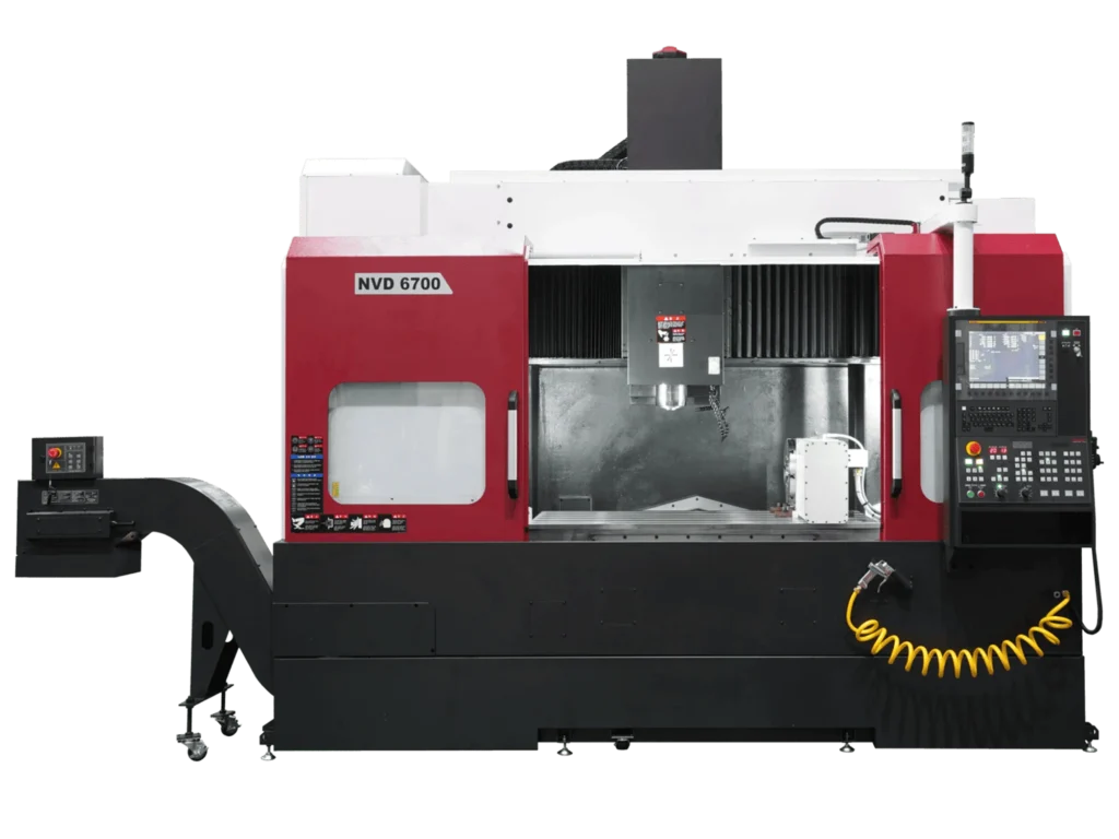 Вертикально-фрезерний обробний центр з ЧПК SMART Machine Tool NVD 6700 у червоно-чорному корпусі з інтегрованим конвеєром для видалення стружки ліворуч