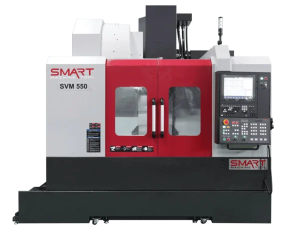 Вертикально-фрезерний обробний центр з ЧПК SMART Machine Tool SVM 550 з червоно-білим корпусом, відчиненими захисними дверцятами робочої зони та стійкою керування