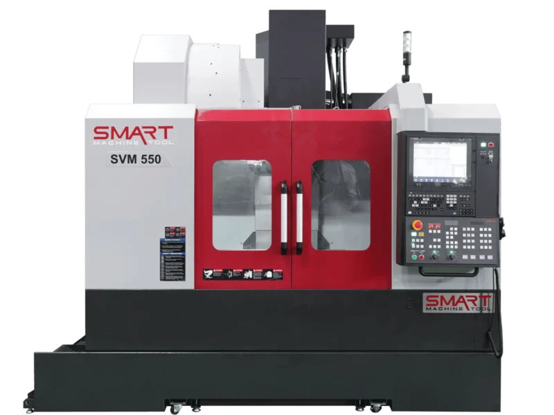 Вертикально-фрезерний обробний центр з ЧПК SMART Machine Tool SVM 550 з червоно-білим корпусом, відчиненими захисними дверцятами робочої зони та стійкою керування